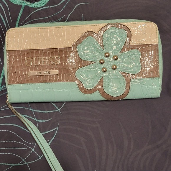 Vintage Guess clutchwallet - Picture 2 of 9